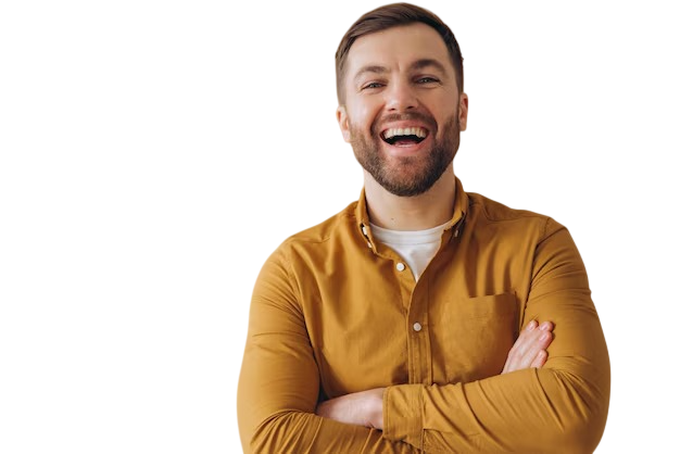 Cliente sorrindo de braços cruzados